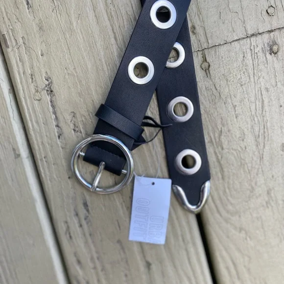 NWT Urban Outfitters - Black vegan 1.5”W belt with silver buckle & grumm… - Picture 4 of 6